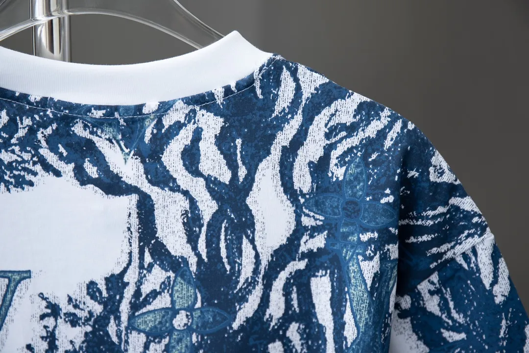 🅿️180 LV 2025ss Spring and Summer New Short Sleeve This fresh cotton T-shirt features a delicate jacquard knitted pattern that is eye-catching. It features the collection's Monogram Aquagarden display of coral and seaweed, whose aqua hue is reminiscent of a refreshing swim. This piece is eye-catching paired with white separates for a summery feel. Monogram Aquagarden jacquard all over, LV label on reverse. S M L XL